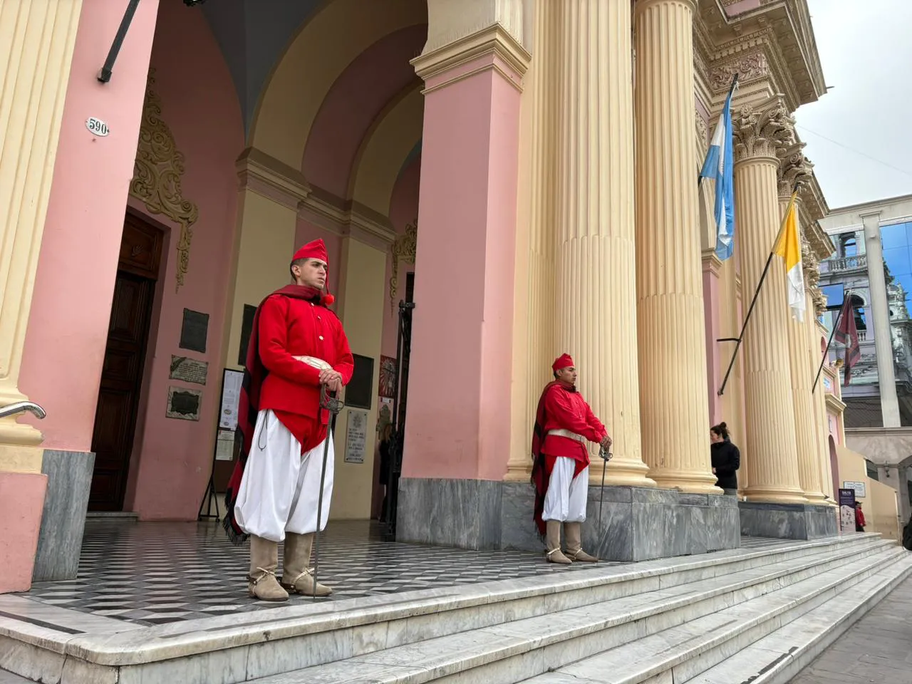 Custodiando su legado: Los infernales realizan la Guardia de Honor a Güemes en la Catedral de Salta