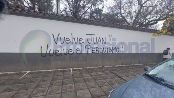 Indignante: Paredes recién restauradas de dos escuelas en el centro salteño amanecieron con pintadas políticas