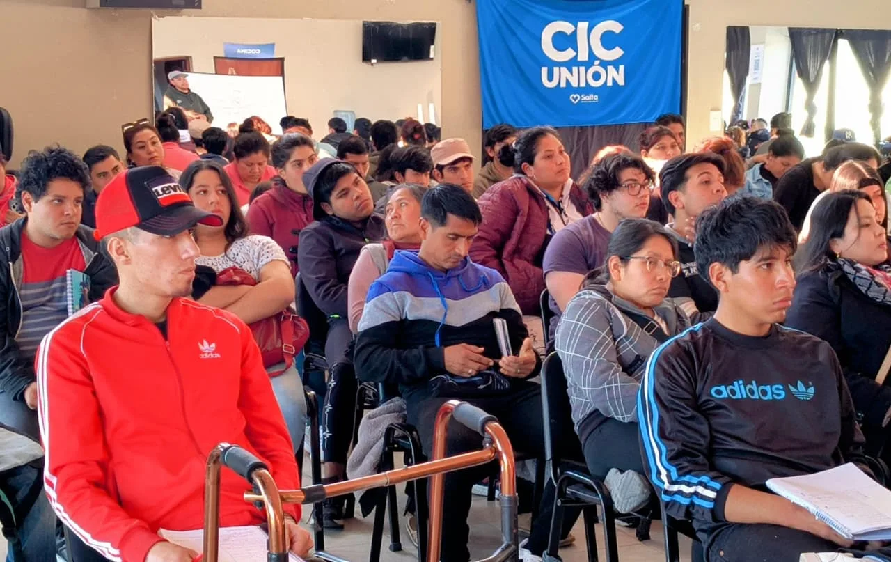 Todavía hay cupos: A sala llena inició el curso de arreglo de celular en el CIC de Unión