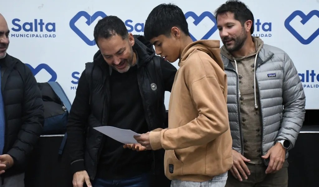 Una gran ayuda: La Municipalidad  de Salta entregó 10 Becas deportivas