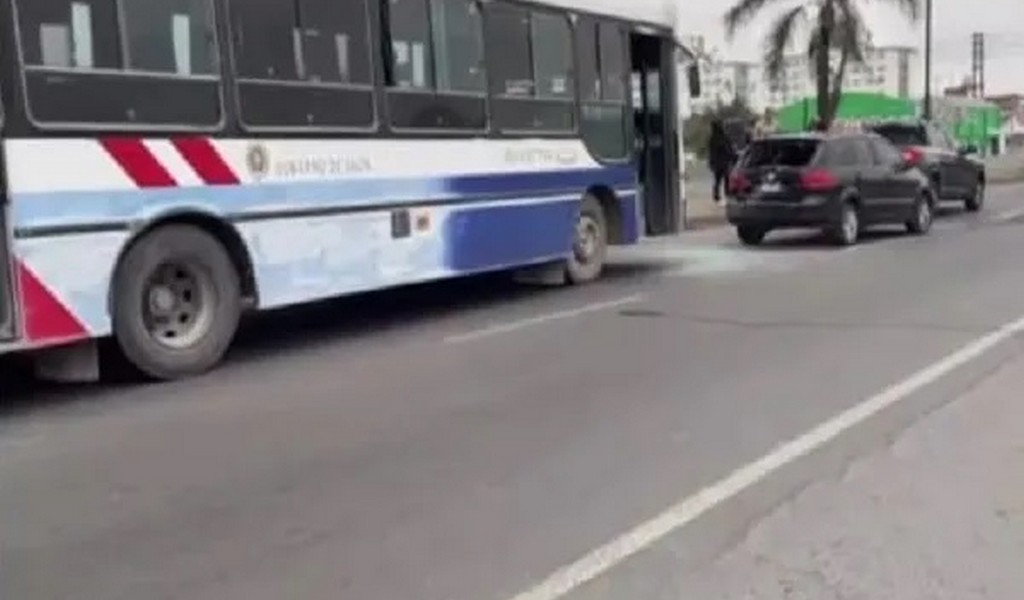 Un choque en cadena dejó heridos a dos pasajeros de un colectivo de SAETA