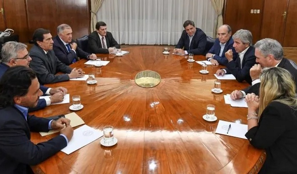 Policía malo-policía bueno: Mientras Milei insulta a todos los gobernadores envía a Guillermo Francos a tender puentes con los dialoguistas