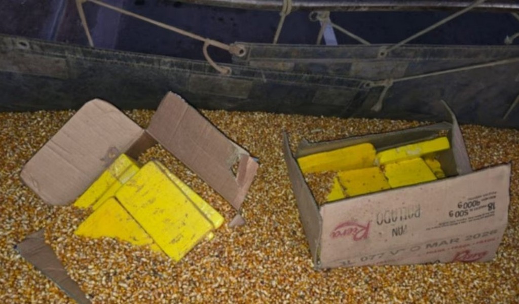 Un camión que salió de Salta escondía entre su carga de maíz 44 kilos de cocaína