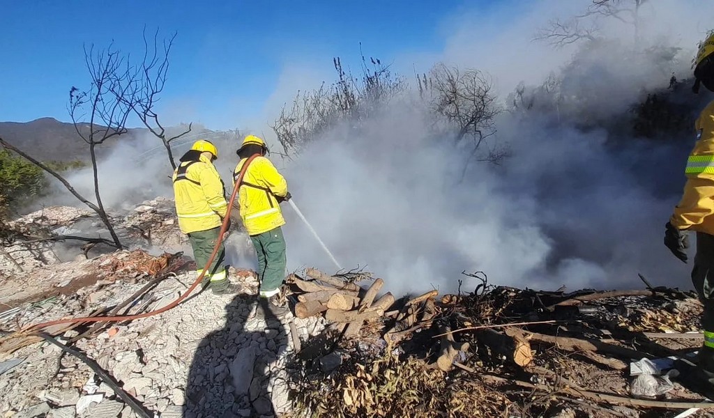 Comenzaron los incendios forestales:  Apagan una quema de pastizales de grandes proporciones en zona sudeste de la capital salteña