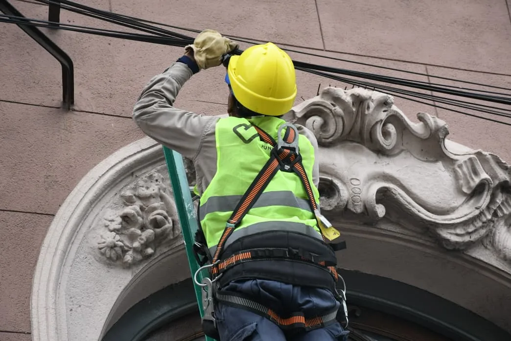 La Municipalidad retiró cables en desuso sobre calle Mitre: "Menos riesgo para los vecinos"