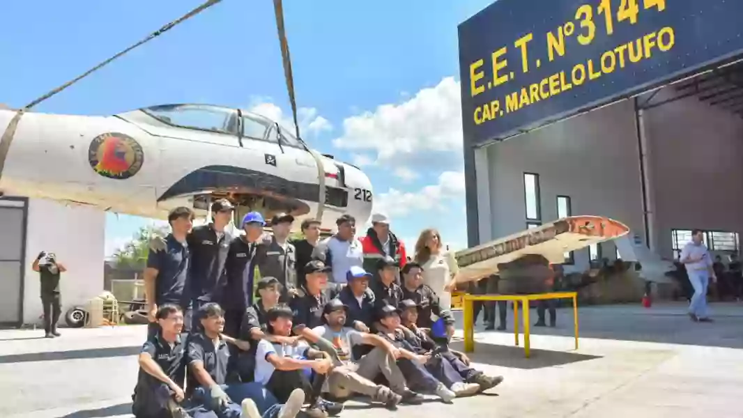 La Escuela Técnica salteña “Capitán Marcelo Lotufo” recibió un histórico avión de la Armada Argentina para realizar sus prácticas educativas