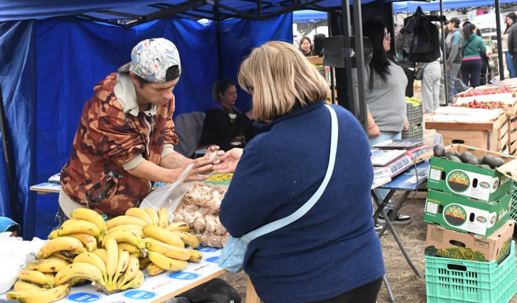 «El Mercado en tu barrio» llega a la zona este: productos a precios accesibles y servicios 