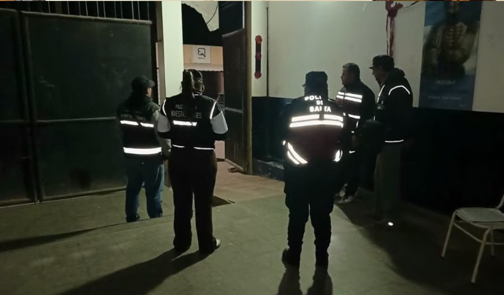 Allanamiento en una establecimiento educativo de Salta: La policía secuestró un arma casera y detiene a una adolescente