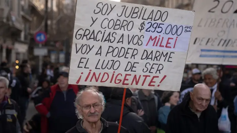 El nuevo rostro de la precariedad: cada vez más jubilados argentinos deben salir a trabajar