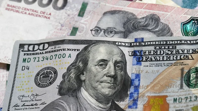 Un economista muy cercano a Milei cuestionó el precio del dólar y abrió el debate sobre el modelo de Caputo