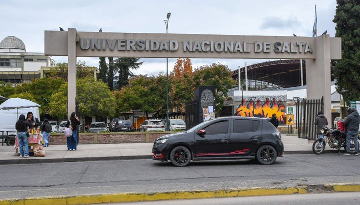 Un abogado afirma que arancelar la educación a extranjeros en Salta "choca con la Constitución, la Ley de Migraciones y el Estatuto de la UNSa"