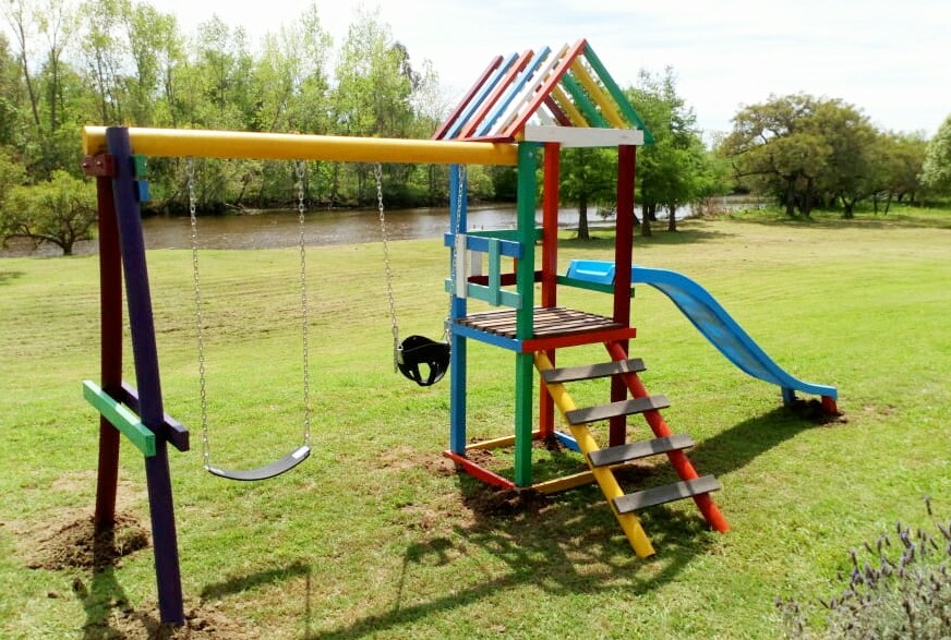 En 2026, las plazas de la ciudad de Salta tendrán juegos infantiles de materiales plásticos reciclados