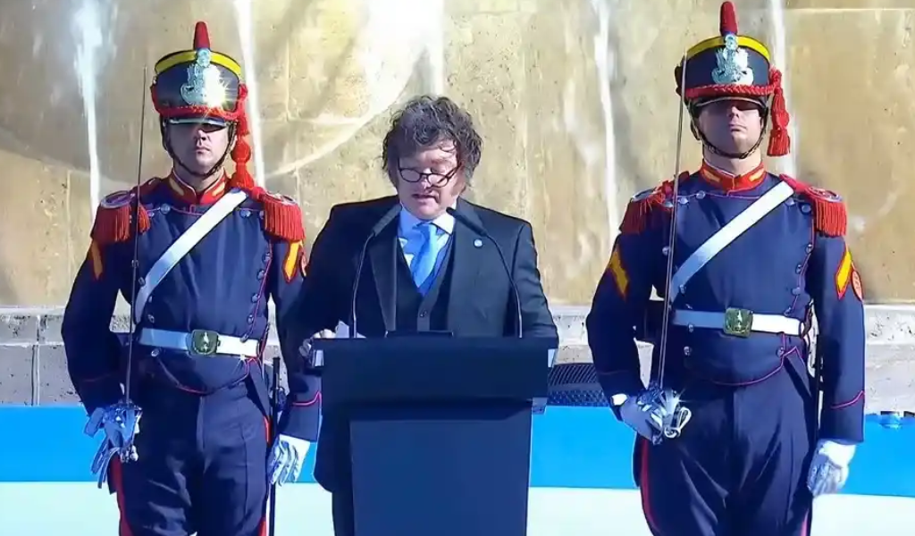 Milei respaldó a Manuel Adorni en el Día de la Bandera y afirmó que Belgrano fue el "primer intelectual liberal económico"
