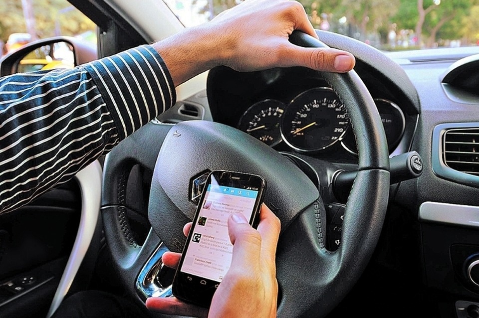 La cámara instalada en el puente Villa Palacios (Avenida Paraguay) registra cada día alrededor de 1.000 casos de conductores usando el celular