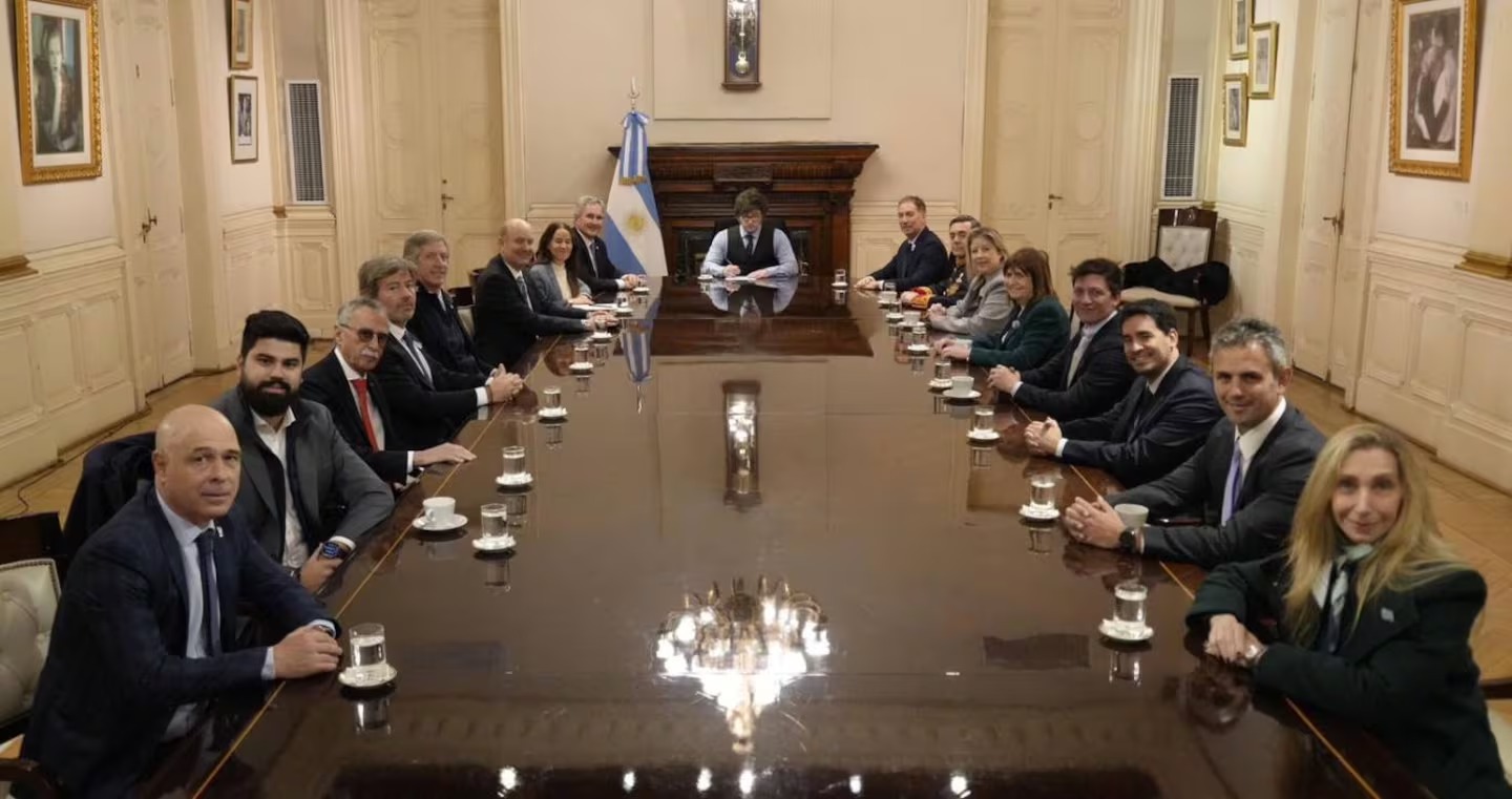 En la reunión de Gabinete, Milei rechazó las críticas por el endeudamiento de las familias