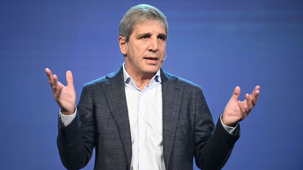 Caputo, en una charla con estudiantes, les pidió que convenzan a su padres que saquen "los dólares del colchón"