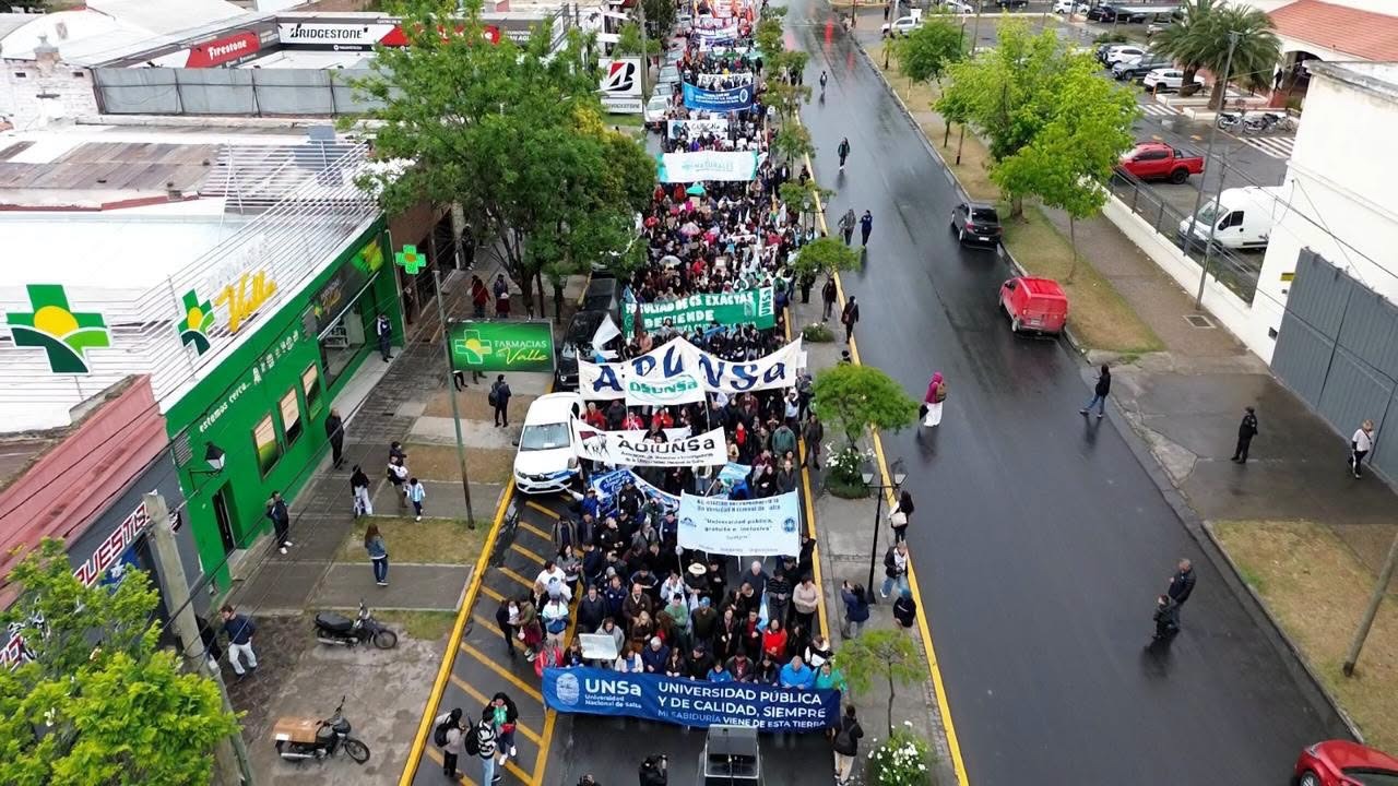 Bajo la lluvia, miles de personas marcharon en Salta en defensa de la universidad pública