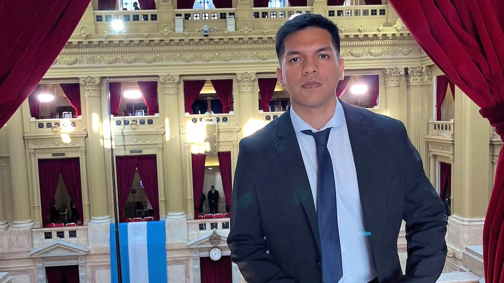 Repudiables dichos del coordinador libertario de Radio Nacional Tucumán contra Mercedes Sosa: “Gorda comunista” y “cáncer