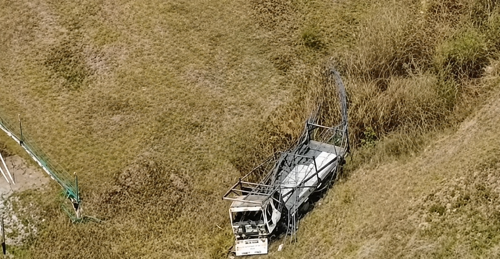 Accidente en San Lorenzo Chico: Un camión desbarrancó y el chofer salvó su vida al saltar a tiempo