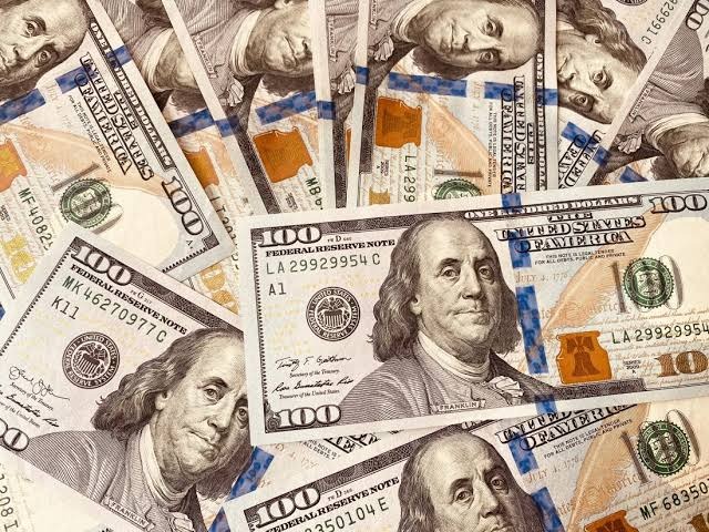 El Gobierno argentino tuvo que emitir pesos y subir la tasa para frenar al dólar