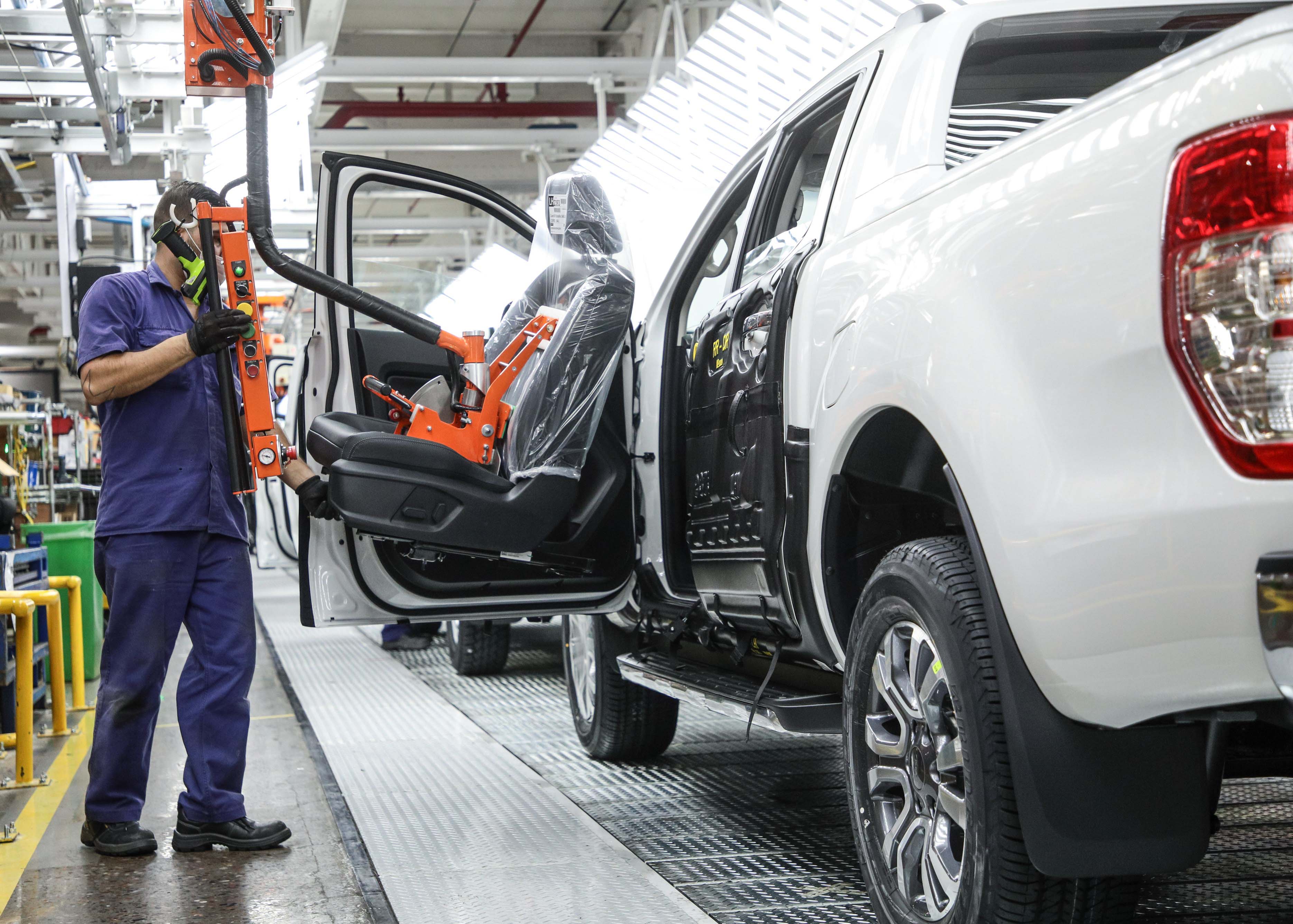 La producción automotriz de Argentina se derrumbó más del 20 por ciento y Ford amenaza con cerrar la planta de Pacheco