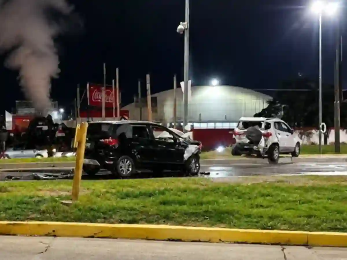 Tremendo siniestro en Avda. Paraguay: Conducía con 2,07 de alcohol, chocó una camioneta y su auto se prendió fuego