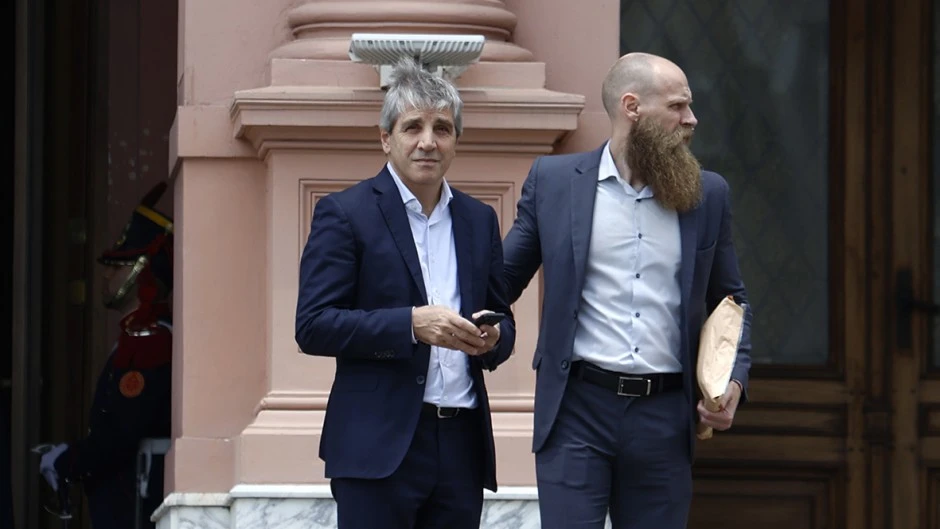 Caputo analiza postergar la baja de ganancias para 2028  por la caída de la recaudación