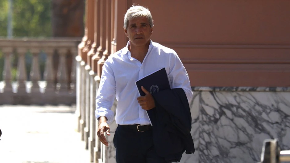 Luis Caputo sostuvo el superávit gracias a las privatizaciones y postergando pagos por 1,4 billones