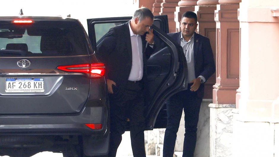 Vecinos de Adorni aseguran que destina un auto oficial para que su personal doméstico haga las compras del supermercado