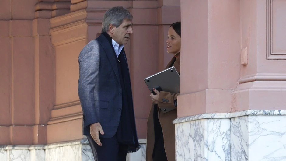 La recaudación de impuestos se desplomó otro 7,4% y obliga a Caputo a profundizar el ajuste