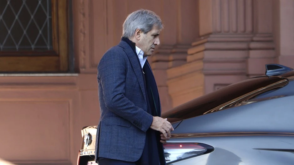 Luis Caputo le negó a Kicillof los permisos para tomar un crédito internacional para una obra de cloacas en La Plata