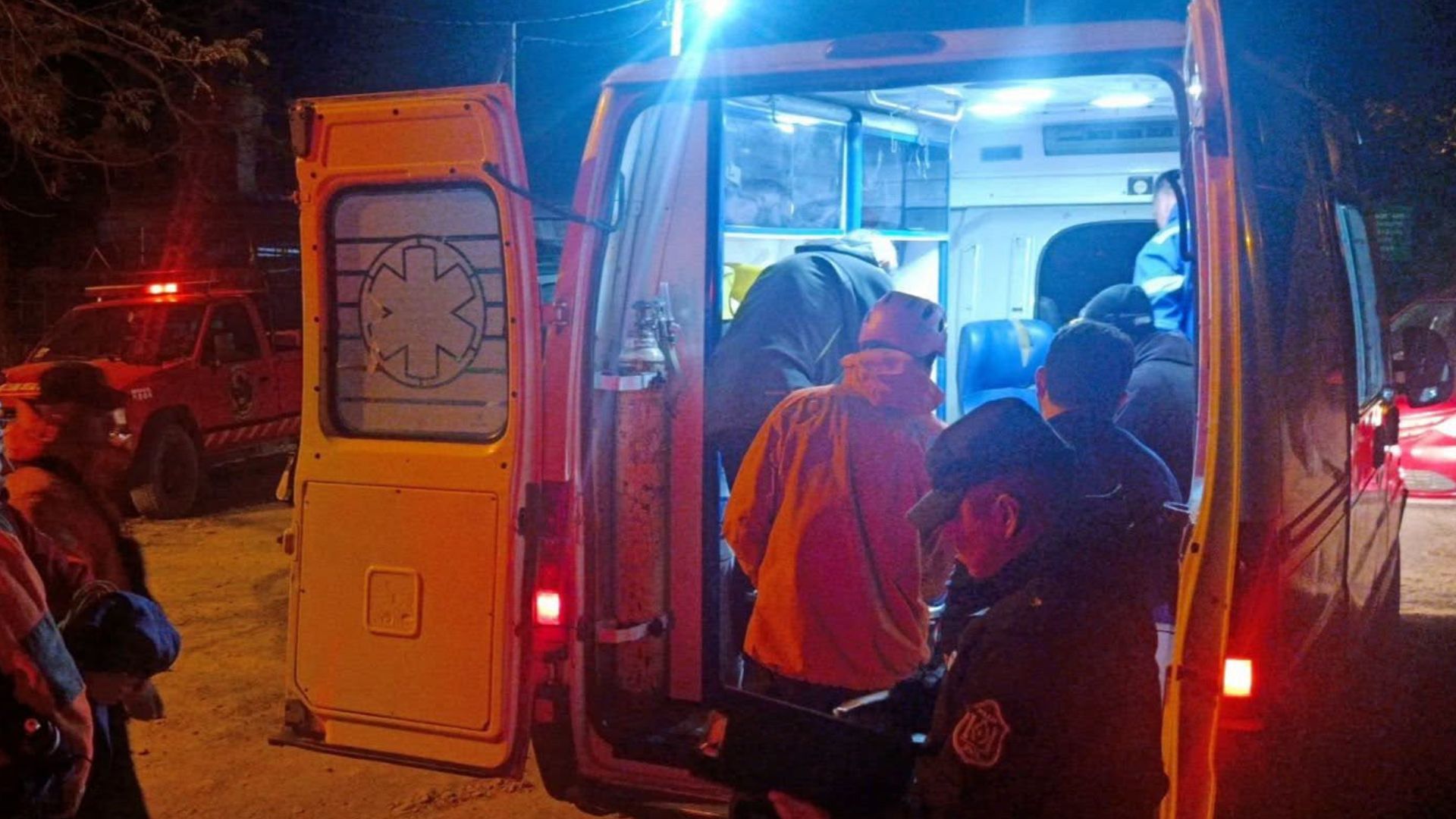 Drama en San Lorenzo: Un joven sufrió un cólico renal en pleno sendero mientras la Selección jugaba y debieron rescatarlo en camilla