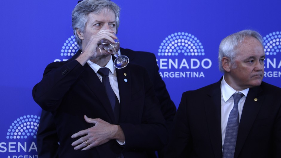 El presidente del Banco Central  dice que el oro de la Argentina fue enviado Suiza aunque el mercado cree que está en Londres