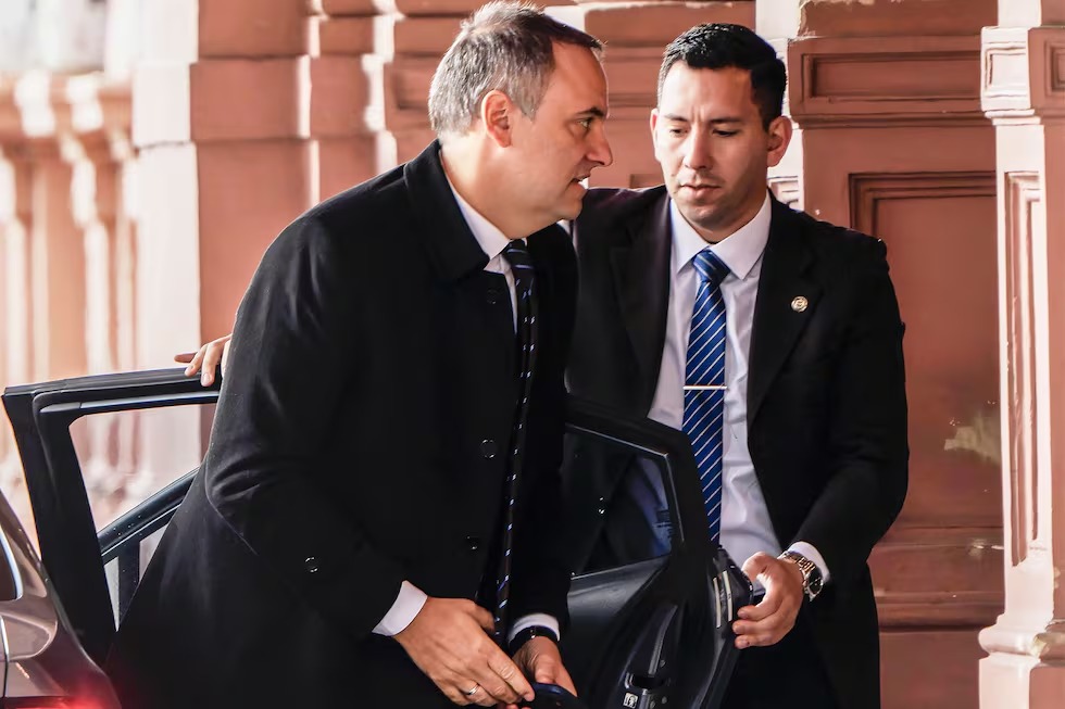 Los malabares de Adorni para explicar lo inexplicable: "Se había hecho criptomillonario en silencio entre 2014 y 2017"
