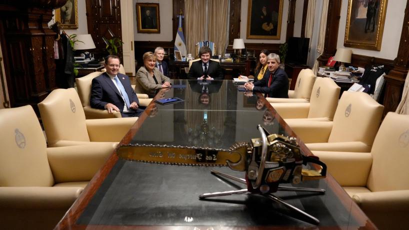Milei y Georgiviera (FMI) posaron con la motosierra y le envían un mensaje a los argentinos: "Sigue el ajuste"