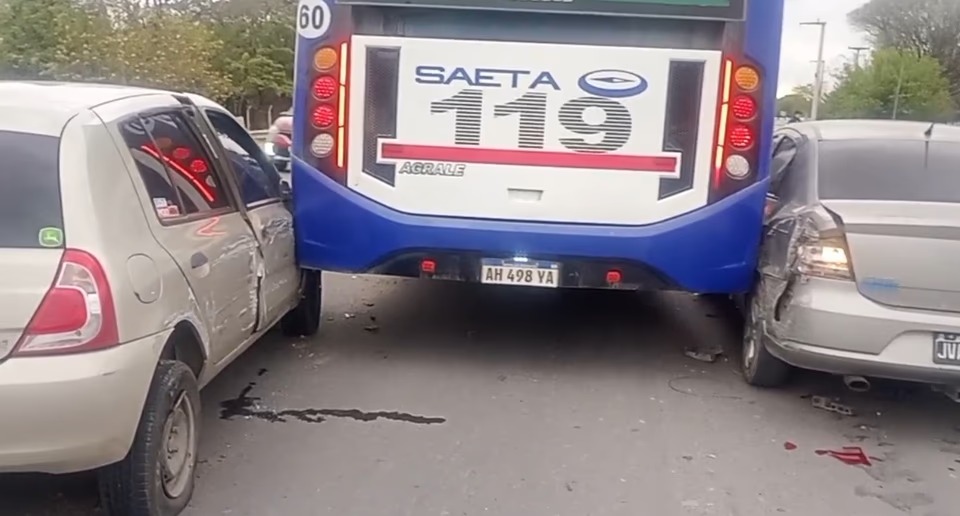 Un triple choque camino a San Agustín involucró a un colectivo de SAETA y dos autos