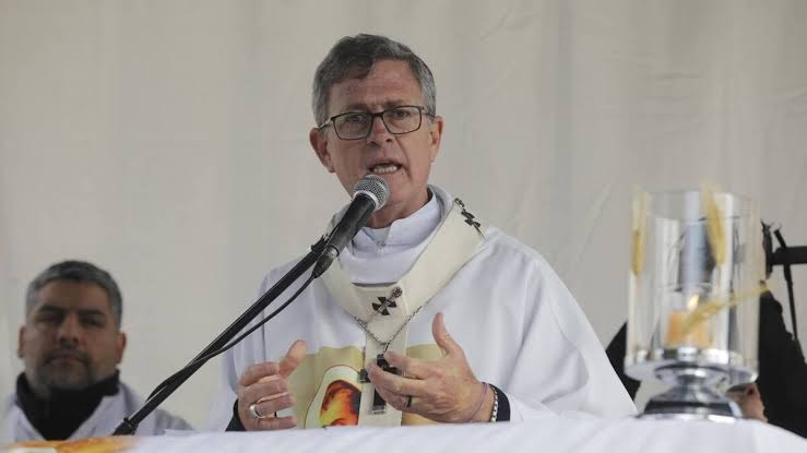 La relación entre el Gobierno y la Iglesia se tensa por reclamos sociales a un mes de la llegada del Papa en noviembre