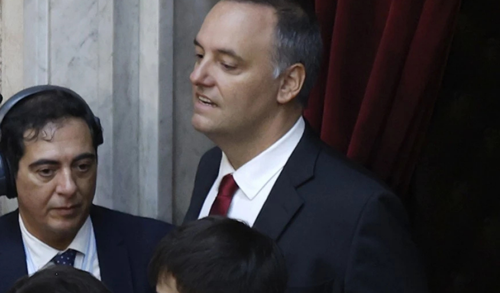 Encuesta de la consultora Innova: el 70% cree que Adorni es corrupto. ¿Vos pensás lo mismo?