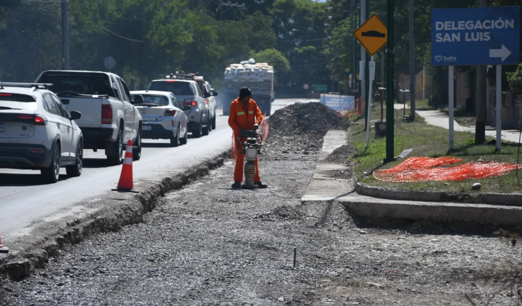 Conduzca con precaución y respete las señales: Están reconstruyendo  la calzada en la avenida Banchik, altura San Luis, con tareas de hormigonado