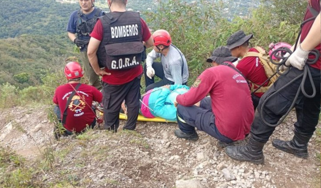 Operativo de emergencia en San Lorenzo: Bomberos y rescatistas auxiliaron a una pareja en el cerro Elefante