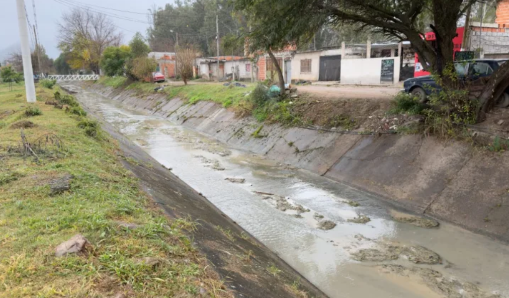 El municipio programa servicios de limpieza de canales pluviales y de le pide a los vecinos que ¡no arrojen basura!