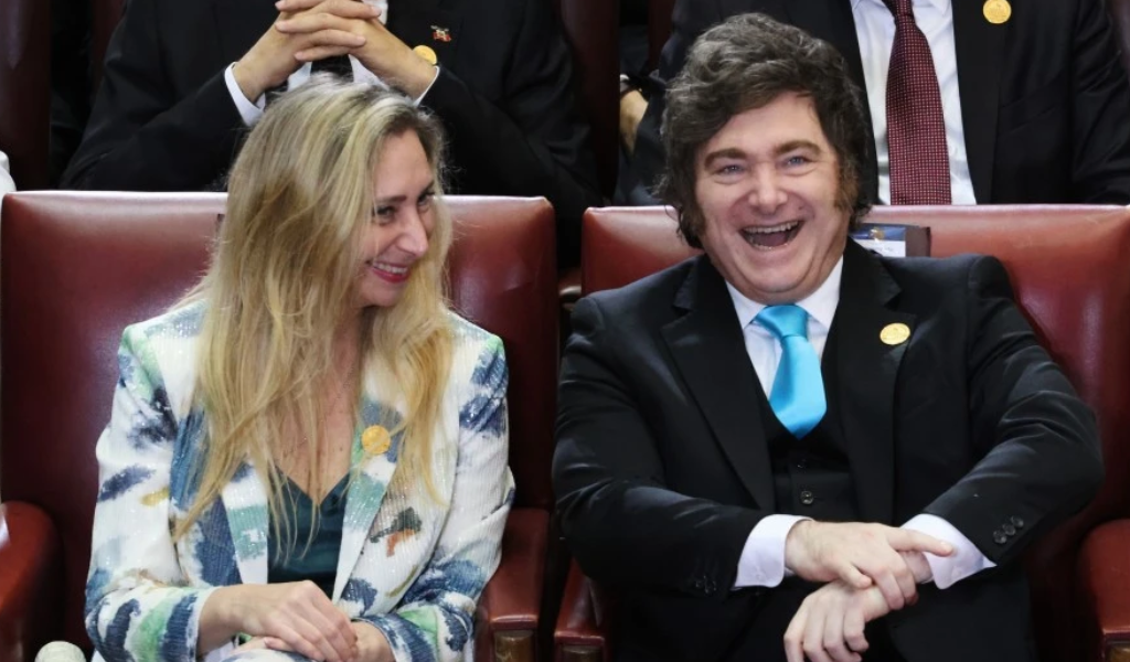 Revelan que Javier y Karina Milei se tomaron las medidas de la camiseta de la Selección con la cuarta estrella para posar con los jugadores