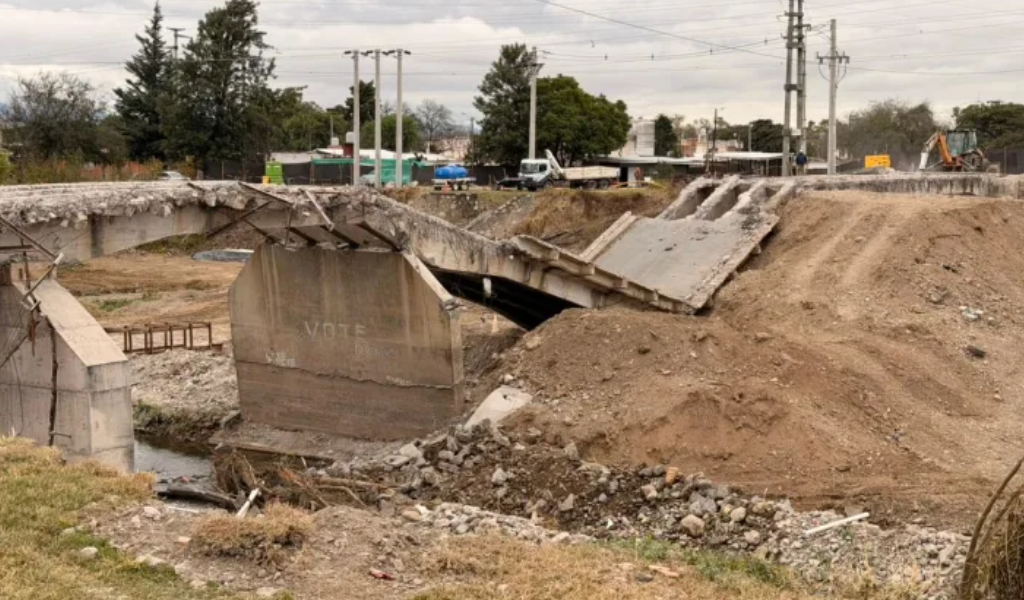 Comenzó la demolición de la estructura de hormigón del viejo puente de Santa Lucía