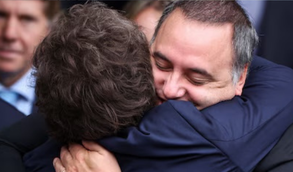 ⁠“Evasor, no corrupto”, asi lo defiende Milei a Adorni mientras el Gabinete espera la renuncia del jefe de Gabinete