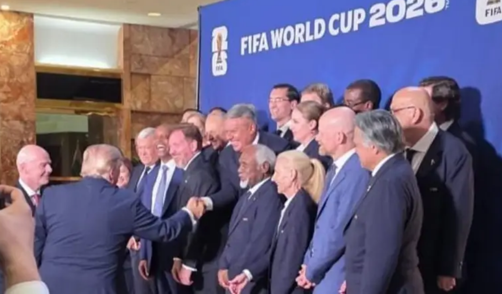 Donald Trump saludó a "Chiqui" Tapia y su gobierno respaldó a los jugadores ante posibles sanciones por la bandera de Malvinas