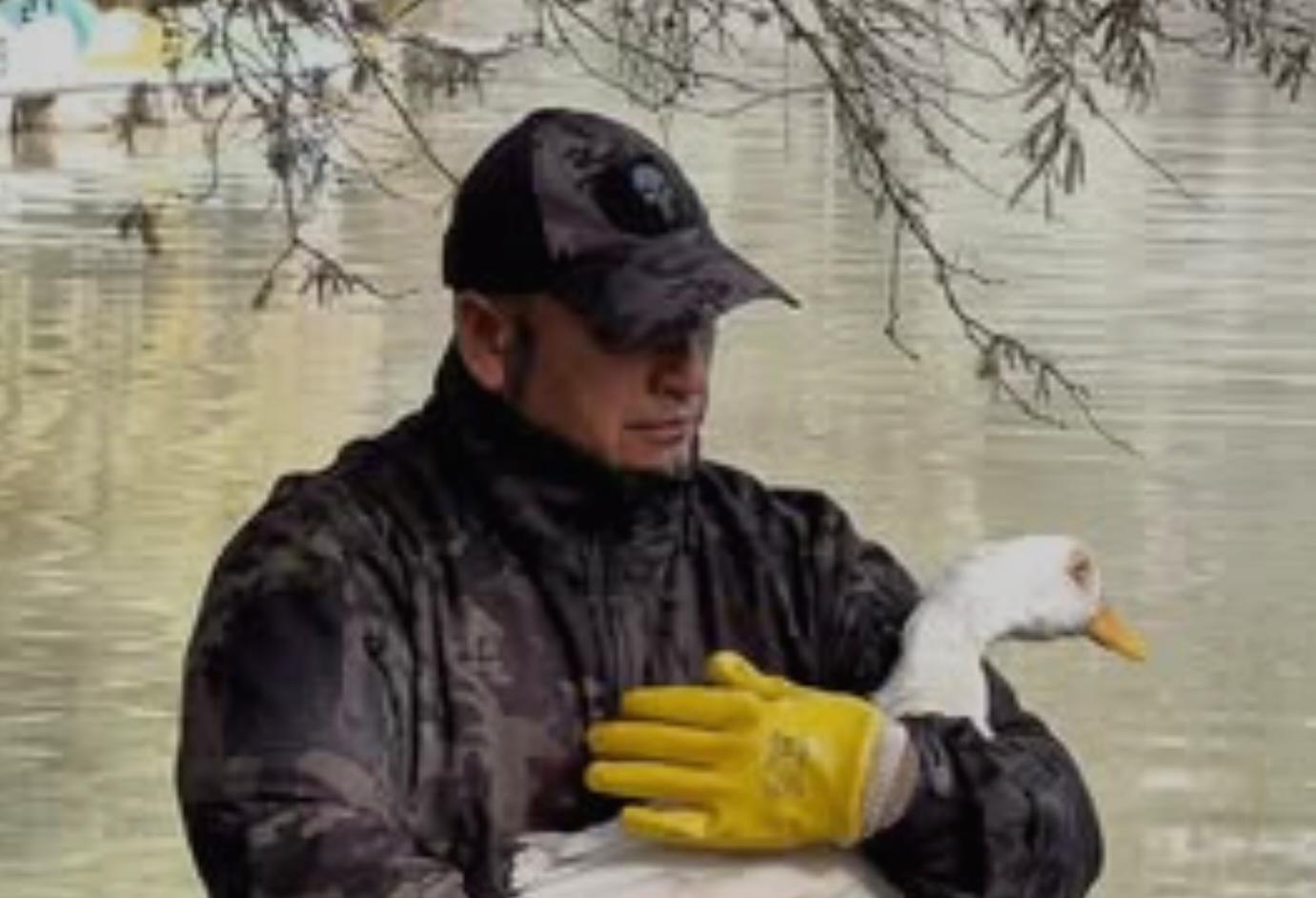 La Municipalidad rescató a un pato doméstico enfermo que fue abandonado en el parque San Martín