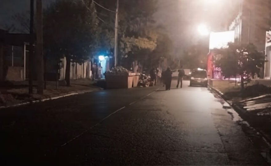 Tragedia: En Ciudad del Milagro un delivery murió al chocar su moto contra un contenedor