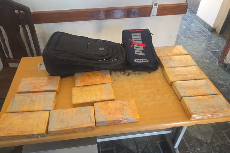 3 jovenes viajaban en micro desde Salta a Tucumán con casi 50 kilos de cocaína