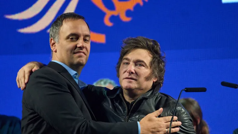 Por el Día de la Bandera, Javier Milei lleva a Adorni a Rosario y envía un nuevo mensaje interno: "No se va"