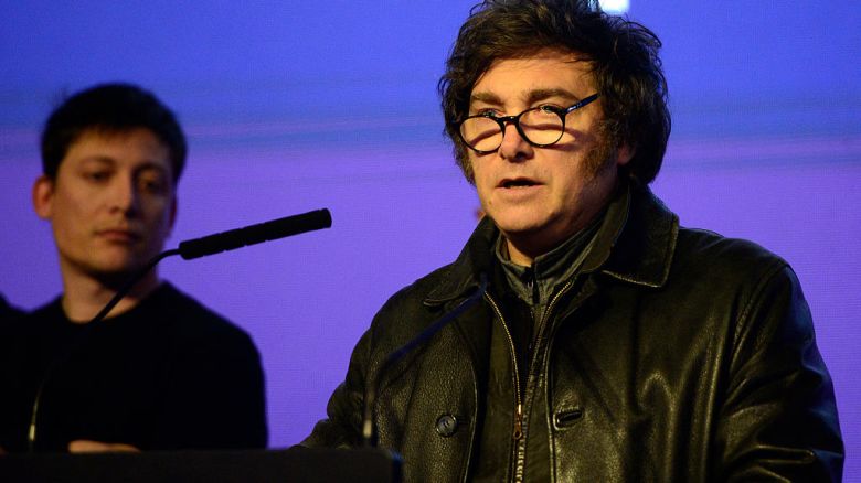 Milei quiere vender el Regimiento de Patricios y la oposición reacciona: "Son traidores..."
